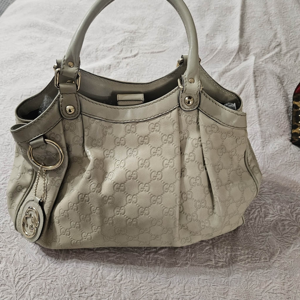 Gucci Beige Embossed Leather Shoulder Bag With Horsebit Hang Tag
